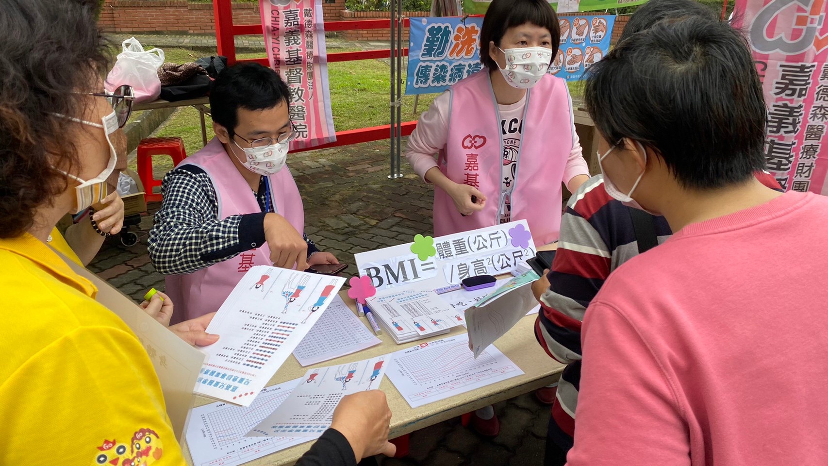 家長透過闖關及衛教活動，了解如何觀察及掌握兒童的生長狀況。(圖/嘉基提供)